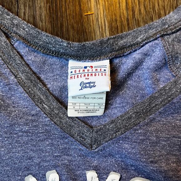 MLB Campus Lifestyle New York Yankees Women's MD Graphic V-neck T-shirt - Picture 3 of 3
